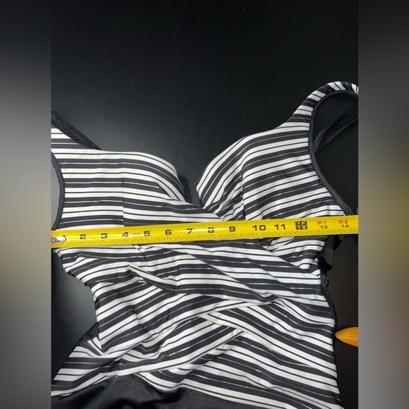 Miraclesuit Gilt Trip Muse One-Piece Swimsuit Size Small EUC - Picture 11 of 13